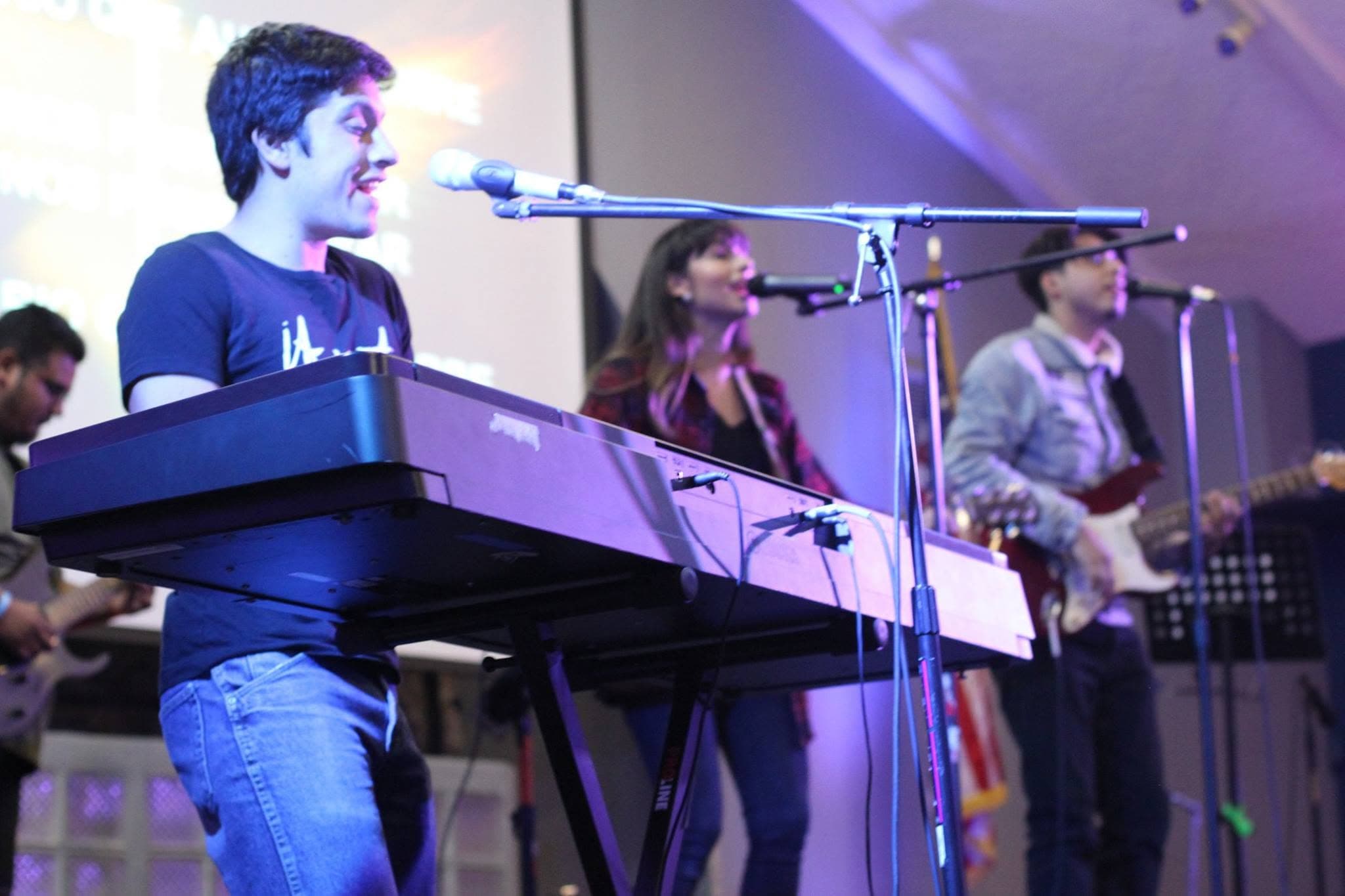 Equipo de alabanza en un evento de Iglesia Cosecha de Dios