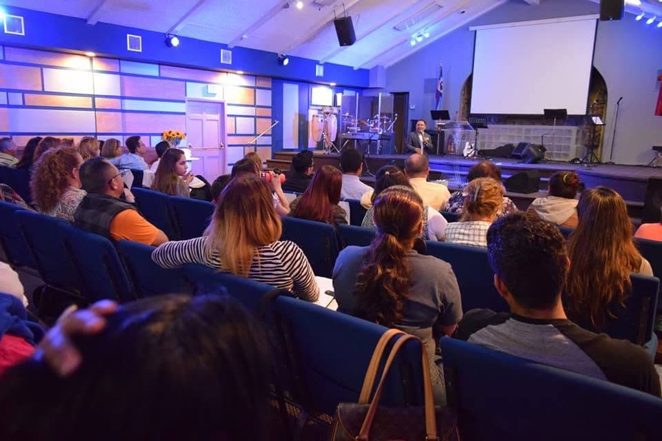 Santuario de Iglesia Cosecha de Dios lleno de gente