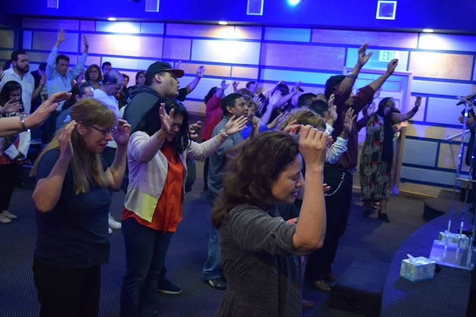 Congregación de Iglesia Cosecha de Dios en adoración