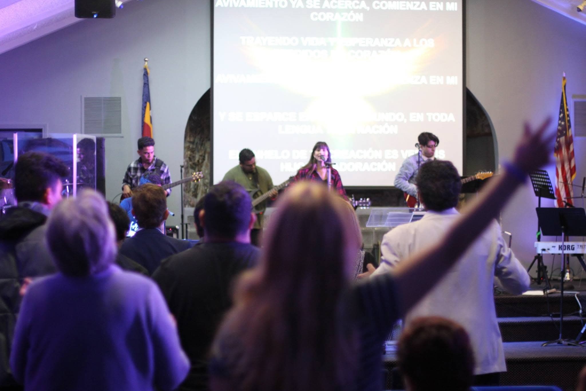 Iglesia Cosecha de Dios en un domingo de adoración, con la banda y la congregación